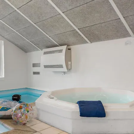 5 Bedroom Gorgeous In Holiday home *